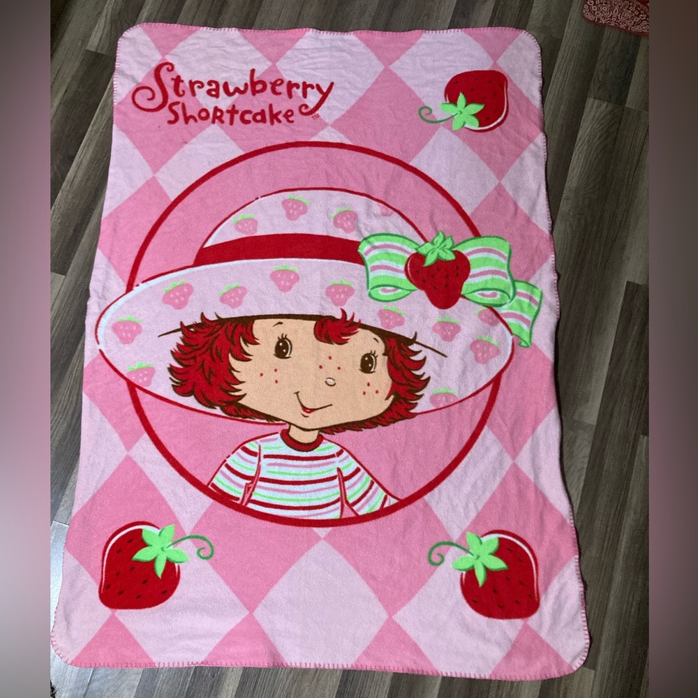 Vtg Early 2000’s Girl’s Strawberry  Shortcake Fleece Throw Blanket Pink, 44x60